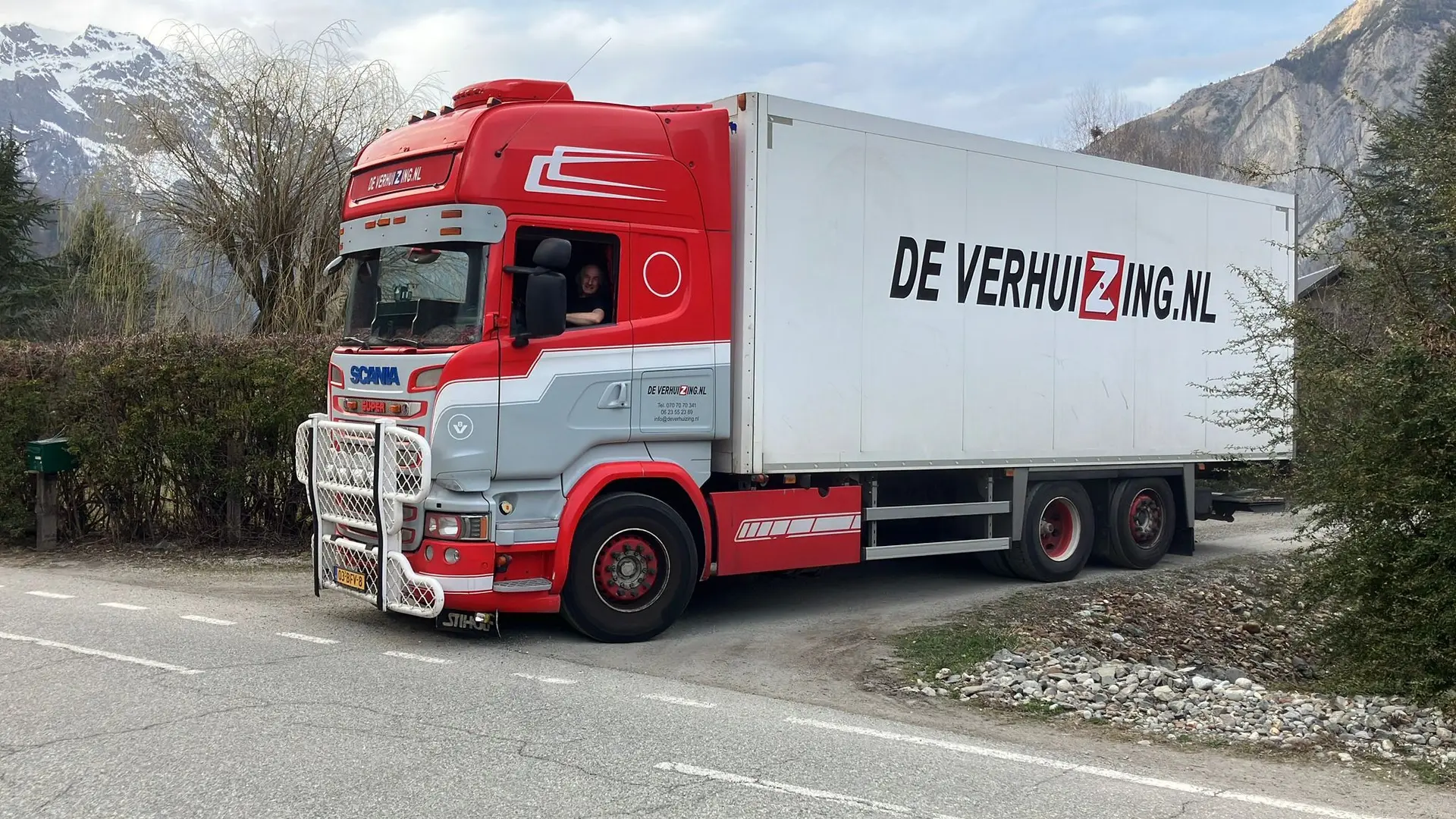 Scania 520 V8 van De Verhuizing onderweg door de bergen