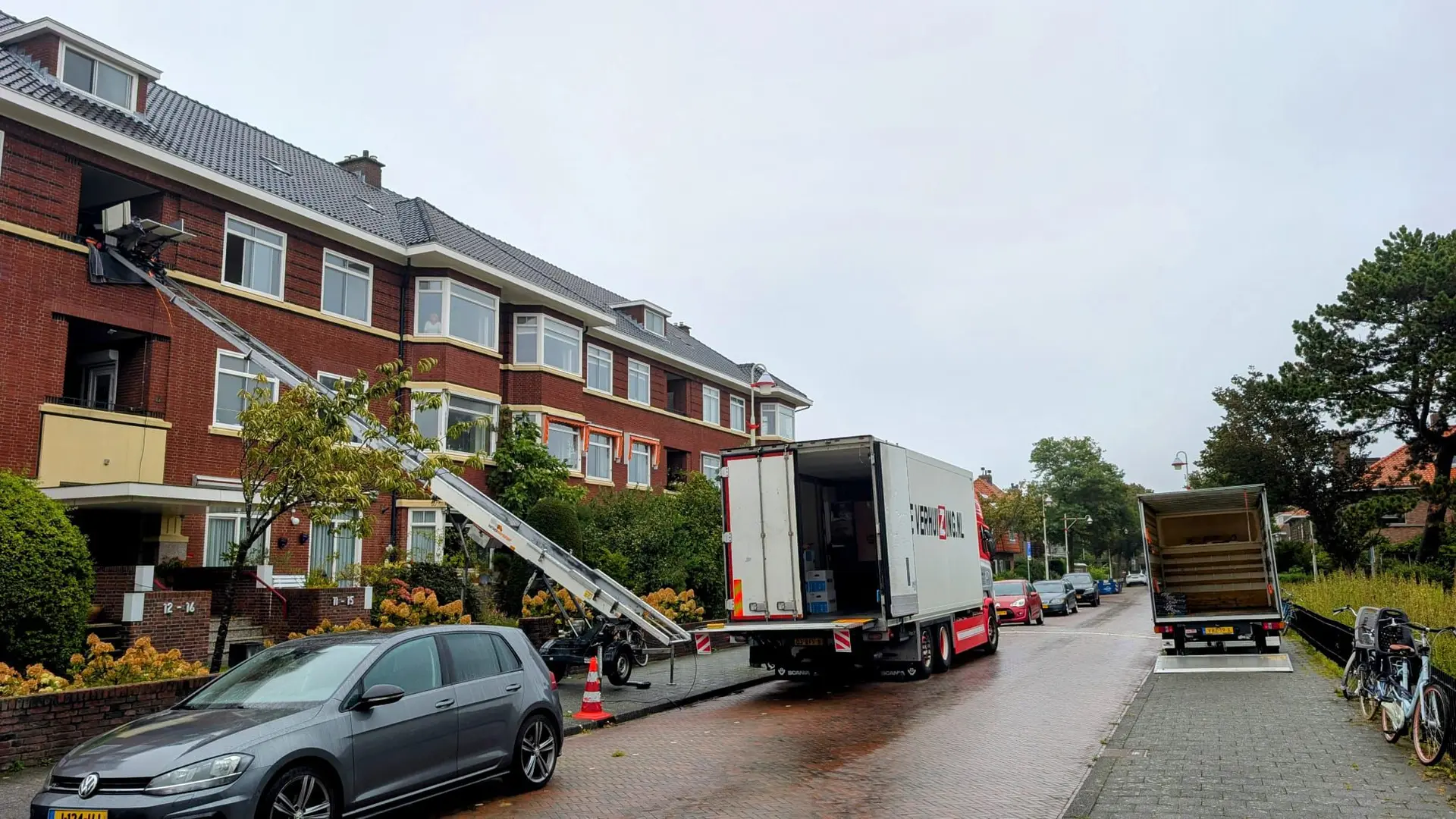 Verhuislift in actie op herenhuis